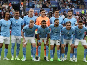 Manchester City's players pose for a picture prior to the English FA Community Shield football match between Liverpool and Manchester City at the King Power Stadium in Leicester on July 30, 2022. (Photo by Nigel Roddis / AFP)
