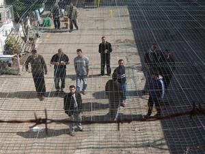 الأسرى يصعدون ضد إدارة السجون الاسرائيلية