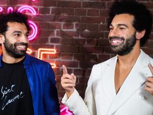 محمد صلاح مع تمثاله في متحف مدام توسو