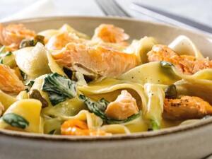 معكرونة بالسلمون والصلصة الكريمية