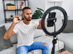 أفضل 5 قنوات عن العملات الرقمية على يوتيوب تستحق المتابعة في عام 2022