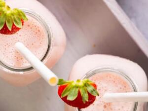 سموثي الفراولة والموز من ماكدونالدز في دقيقة واحدة