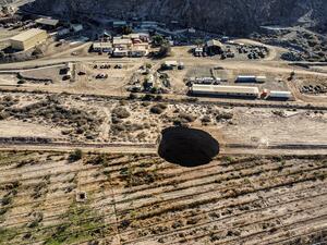 حفرة عملاقة مفاجئة تثير الرعب في تشيلي