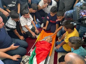 اصدقاء الطفل ريان سليمان يودعونه الى مثواه الاخير