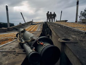 جمهورية لوغانسك الشعبية التي تقع داخل حدود اوكرانيا دولة معلنة عن انفصالها الذاتي بنفسها 