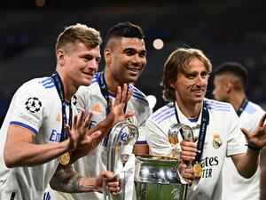 لوكا مودريتش (يمين) وكاسيميرو (وسط) وكروس (يسار) يرفعون كأس دوري أبطال أوروبا (المصدر: أ ف ب)