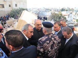 PM Khasawneh talks to the rescue teams at Luwibdeh's building disaster 