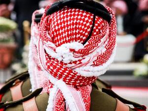 ملك الأردن عبدالله الثاني بالشماغ الأحمر  في عزاء الملكة إليزابيث