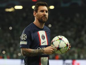 ميسي يتخطى رونالدو وبيليه وينفرد بهذا الرقم القياسي