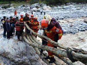 Rescuers after the quake 