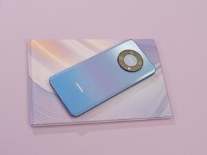 أفضل خيار للهواتف الذكية من الفئة الابتدائية بسعر اقل من 900 ريال في المملكة العربية السعودية: هاتف HUAWEI nova Y90 هو الخيار الأفضل.