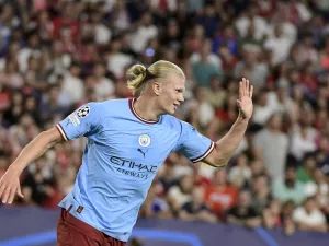Manchester City's Norwegian striker Erling Haaland celebrates after scoring his team's third goal during the UEFA Champions League Group G first-leg football match between Sevilla FC and Manchester City, at the Ramon Sanchez Pizjuan stadium in Seville on September 6, 2022. (Photo by CRISTINA QUICLER / AFP)