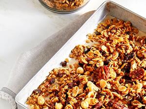 جرانولا مع جوز الهند والكاجو والتوت البري