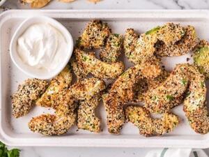 شرائح الأفوكادو اللذيذة في المقلاة الكهربائية