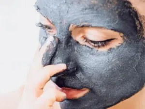 جميلة البوابة: مزايا استخدام قناع الفحم