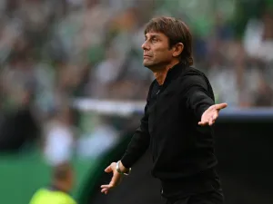 Tottenham Hotspur's Italian head coach Antonio Conte gestures during the UEFA Champions League, group D, first leg football match between Sporting Lisbon and Tottenham Hotspur at the Jose Alvalade stadium in Lisbon on September 13, 2022. (Photo by PATRICIA DE MELO MOREIRA / AFP)