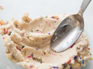 عجينة كوكيز السكر الصالحة للأكل مصنوعة في 5 دقائق 