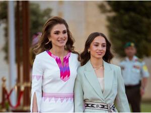 الأميرة إيمان مع والدتها الملكة رانيا