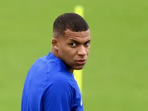 Paris Saint-Germain's French forward Kylian Mbappe takes part a training session at the club's training ground in Saint-Germain-en-Laye on September 13, 2022, on the eve of their UEFA Champions Leage first round group H football match against Maccabi Haifa. (Photo by FRANCK FIFE / AFP)