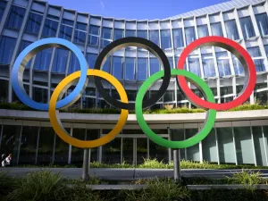 This photograph taken on September 8, 2022, shows the Olympic Rings during the opening of the executive board meeting of the International Olympic Committee (IOC), in front of the Olympic House, in Lausanne, Switzerland. (Photo by LAURENT GILLIERON / POOL / AFP)