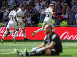Real Madrid's Uruguayan midfielder Federico Valverde (R) celebrates with teammates after scoring his team's first goal during the Spanish league football match between Real Madrid CF and RCD Mallorca at the Santiago Bernabeu stadium in Madrid on September 11, 2022. (Photo by Thomas COEX / AFP)