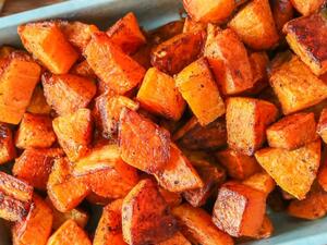 صينية مكعبات اليقطين المحمصة بالقرفة 