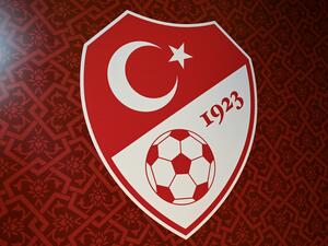 This picture taken on September 20, 2021 in Istanbul shows a logo of Turkish Football Federation (TFF) on a wall of its headquarters. (Photo by Ozan KOSE / AFP)