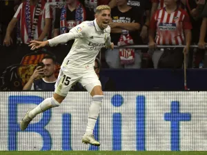 Real Madrid's Uruguayan midfielder Federico Valverde celebrates after scoring his team second goal during the Spanish League football match between Club Atletico de Madrid and Real Madrid CF at the Wanda Metropolitano stadium in Madrid on September 18, 2022. (Photo by OSCAR DEL POZO / AFP)
