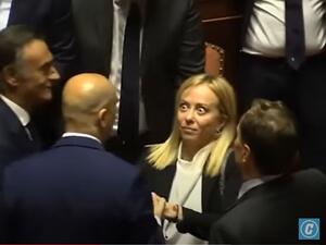 قبلة على شفاه جورجا ميلوني