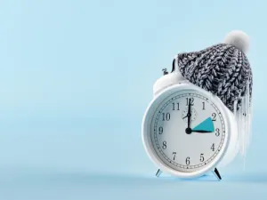  بداية اكتوبر من كل عام تعيد غالبية الدول الساعة 60 دقيقة ليتماشى مع غروب وشروق الشمس