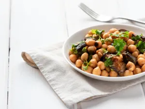 سلطة الباذنجان والحمص الخريفية