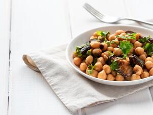 سلطة الباذنجان والحمص الخريفية