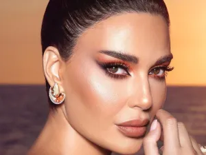 سيرين عبد النور بفساتين برتقالي من الريش بتوقيع رامي القاضي
