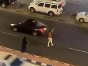 شاب يساعد امرأة مُسنة على قطع الشارع 