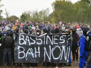 تظاهرة محظورة ضد بناء خزان مياه للزراعة غربي فرنسا