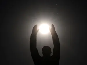 كسوف جزئي للشمس في العالم الثلاثاء