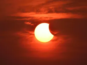 متى موعد الكسوف الجزئي للشمس؟