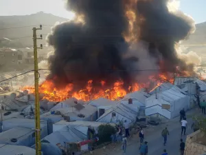 الحريق اندلع في المخيم الواقع بمنطقة وادي الحصن في بلدة عرسال.