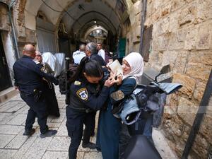 اعتداءات اسرائيلية على الفلسطينيات في القدس - الصورة عن وكالة وفا