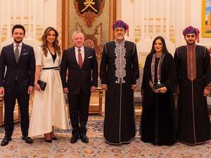 السلطان هيثم وزوجته السيدة عهد في استقبال الملك عبدالله والملكة رانيا والأمير الحسين