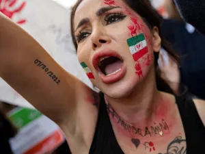 دانت "قوانين الحجاب الإلزامي التمييزية والمسيئة التي ترسخ العنف ضد النساء والفتيات في إيران