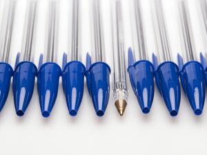 فيديو يكشف سبب وجود ثقب في أغطية أقلام الحبر الجاف