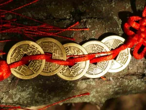 كيف يمكن لعملات فنغ شوي أن تجلب الحظ السعيد