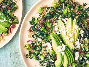 سلطة الكينوا مع الخضار والزبيب