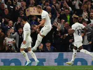 Tottenham Hotspur's English striker Harry Kane (C) celebrates with teammates after scoring a penatly kick and his team second goal during the UEFA Champions League Group D football match between Tottenham Hotspur and Eintracht Frankfurt at the Tottenham Hotspur Stadium, in London, on October 12, 2022. (Photo by Adrian DENNIS / AFP)