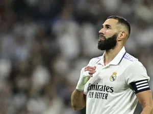 Real Madrid's French forward Karim Benzema reacts to missing a penalty kick during the Spanish League football match between Real Madrid CF and CA Osasuna at the Santiago Bernabeu stadium in Madrid on October 2, 2022. (Photo by JAVIER SORIANO / AFP)