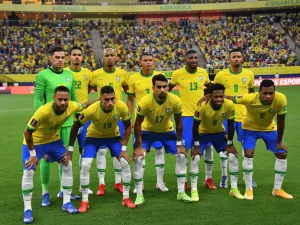 Brazil's football team poses for a picture before the South American qualification football match against Uruguay for the FIFA World Cup Qatar 2022, in Arena Amazonia, Manaus, Brazil, on October 14, 2021. (Photo by NELSON ALMEIDA / AFP)