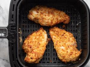 صدور الدجاج في المقلاة الهوائية