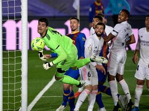 Real Madrid's Belgian goalkeeper Thibaut Courtois eyes the ball during the "El Clasico" Spanish League football match between Real Madrid CF and FC Barcelona at the Alfredo di Stefano stadium in Valdebebas, on the outskirts of Madrid on April 10, 2021. / AFP / JAVIER SORIANO