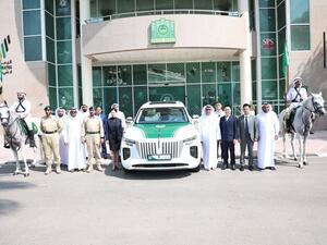 شرطة دبي تضيف سيارة فارهة إلى اسطولها